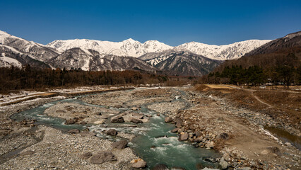春の北アルプスと清流　長野県白馬村