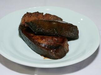 食卓のブリの照り焼き