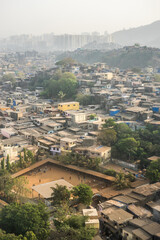 Obraz premium India, Maharashtra, Mumbai, a view of a city skyline dharavi slum and tall buildings