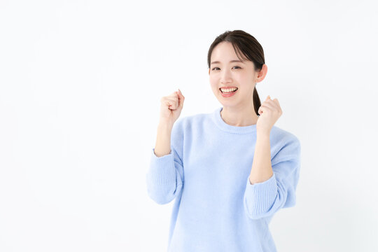 ガッツポーズする女性