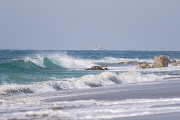 打ち寄せる美しい波