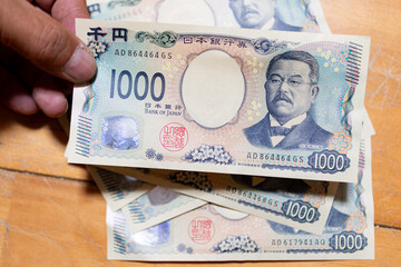千円札を持っている人