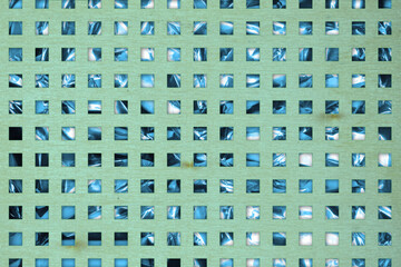 Fondo de cartón verde con cuadros metálicos