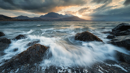 Fototapeta premium 波打ち際と夕焼けの山脈風景