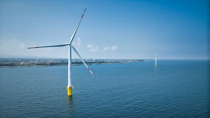 日本の富山県東部の海岸沿いにある洋上風力発電風車