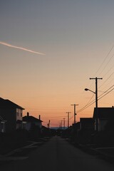 夕日に照らされる住宅街(縦)_01