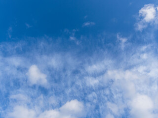 春の山から 青空と雲112