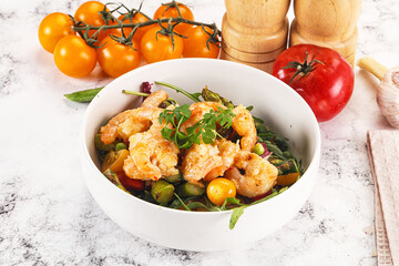 Gourmet salad with prawn and asparagus