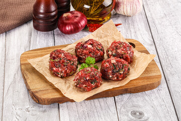 Raw beef meatballs for cooking