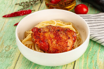 Pasta spaghetti with chicken thighs