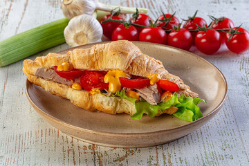 Croissant with tuna, tomato and salad