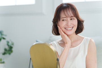 スキンケアをするシニア女性（美容）