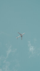 上空を通過する飛行機