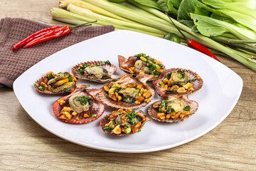 Baked scallops with scalion oil