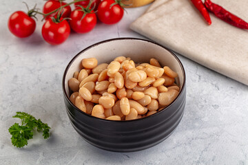 Canned white beans in the bowl