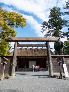 伊勢神宮　豊受大神宮の鳥居と参拝する人
