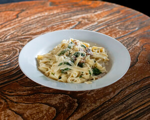 Pasta with mushrooms and spinach