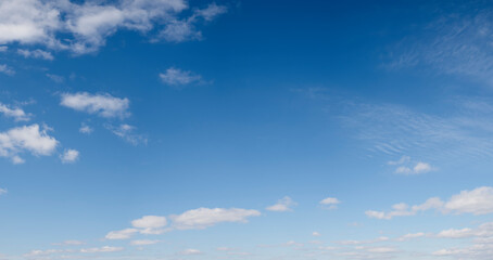 Obraz premium A clear blue sky with no clouds. The sky is very bright and the sun is shining.
