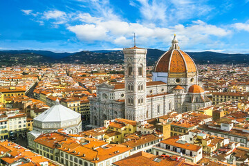 Obraz premium Aerial cityscape view on the dome of Santa Maria del Fiore church and old town in Florence