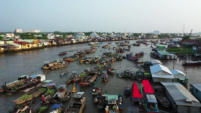 The busy Cai Rang floating market in Asia, Vietnam, Mekong Delta, Can Tho, in summer on a sunny day.&nbsp;