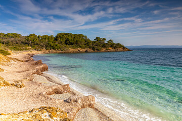 Détente le long d'une plage de l'Île de Porquerolles au sud de la France