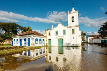 Obraz premium Church of Our Lady of Sorrows, church in Paraty in the state of Rio de Janeiro, with seawater recluse and colonial house in Brazil