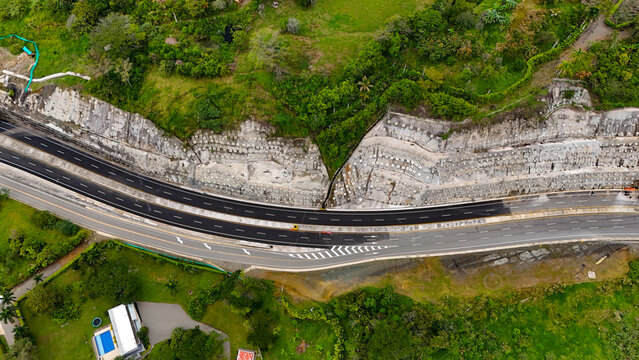 Foto aérea tomada con drone sobre la nueva vía que pertenece a la "Conexión Pacífico 1" unidad Funcional 2 en  las zonas rurales de los municipios de Amagá y Titiribí, Antioquia, Colombia.
