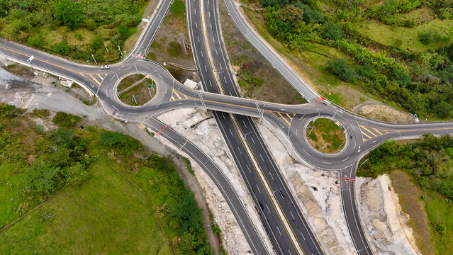 Foto a&eacute;rea tomada con drone sobre la nueva v&iacute;a que pertenece a la "Conexi&oacute;n Pac&iacute;fico 1" unidad Funcional 2 en  las zonas rurales de los municipios de Amag&aacute; y Titirib&iacute;, Antioquia, Colombia.
