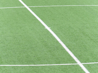 Obraz premium Green soccer field with a white line marking center circle