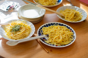 茹でたスパゲッティの食卓