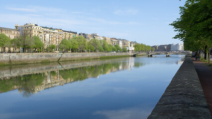 Obraz premium The city of Donostia-San Sebastián is reflected in the Urumea river, Euskadi
