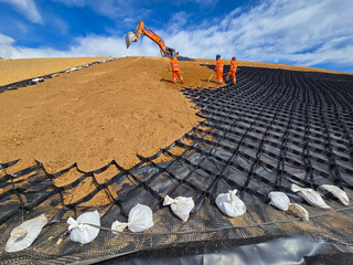 Clay and geosynthetic cover in sanitary and mining landfills