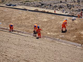 Clay and geosynthetic cover in sanitary and mining landfills