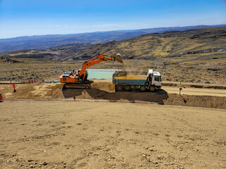 Clay and geosynthetic cover in sanitary and mining landfills