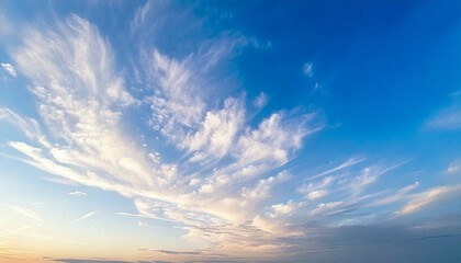 Obraz premium Serene Sunset Sky with Wispy Cloudscape Beautiful Nature Background