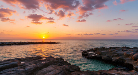 Naklejka premium Stunning coastal sunset with glowing clouds and vivid ocean reflections — perfect for travel, nature, relaxation, and inspirational visuals in both print and digital use.