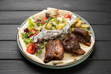 Grilled pork ribs with cheesy potatoes