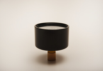 A pressure measuring device. Pressure gauge.