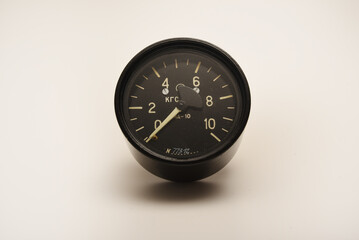 A pressure measuring device. Pressure gauge.