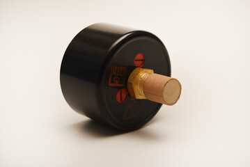 A pressure measuring device. Pressure gauge.