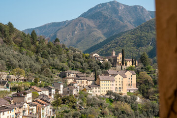 Naklejka premium Mountain Village Serenity: Stunning View of Saorge Nestled in the Hills of Southern France Under a Clear Blue Sky