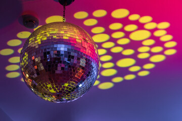 Obraz premium Colorful mirror disco ball at nightclub. Shiny sphere neon night light 