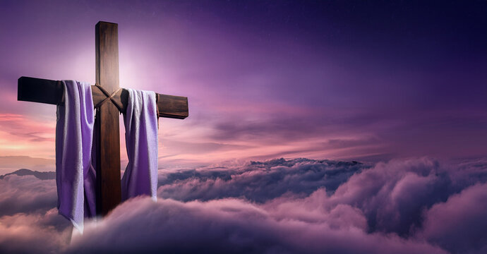 Paisaje de semana santa con la cruz donde jesucristo fue crucificado con la t&uacute;nica de cristo entre nubes y luz celestial morada