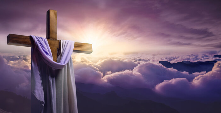 Paisaje de semana santa con la cruz donde jesucristo fue crucificado con la t&uacute;nica de cristo entre nubes y luz celestial morada