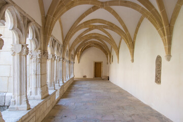 Aujourd’hui, le cloître de la cathédrale Saint-Vincent de Châlon-sur-Saône en Saône-et-loire est le seul cloître canonial (de chanoines) conservé de Bourgogne