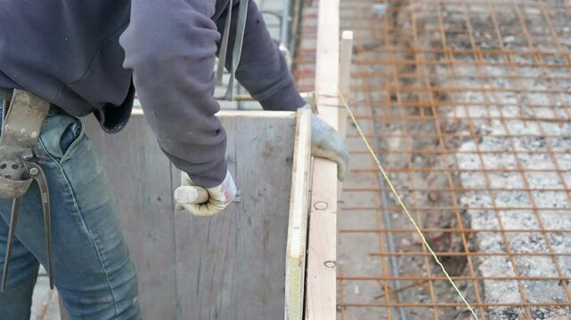 carpentieri al lavoro in un cantiere edile