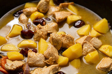 In a frying pan, chelnt is stewed with potatoes, onions, meat, spices