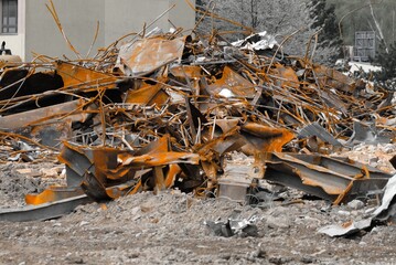 Ein massives Gebäude im Rückbau – freigelegte Rohre, zerborstene Wände und abgesperrtes...