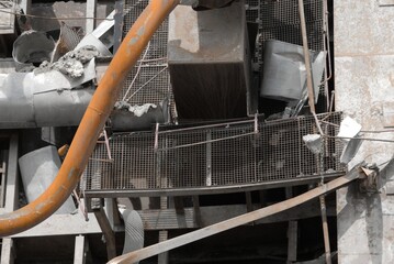 Ein massives Gebäude im Rückbau – freigelegte Rohre, zerborstene Wände und abgesperrtes...