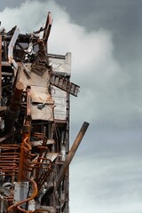 Ein massives Gebäude im Rückbau – freigelegte Rohre, zerborstene Wände und abgesperrtes...